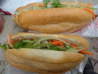 Sáng 10/9/2013, Châu nhờ bà C. đi chợ mua giùm 2 ổ bánh mì để ăn sáng. Sau khi đi chợ về, bà C. ghé sang nhà đưa Châu bánh mì thì bất ngờ bị gã dùng hung khí đánh liên tục vào người. Bà C. kêu cứu và định chạy thì bị Châu kéo lại, bịt miệng rồi dùng dao đâm đến chết. (Ảnh minh họa, nguồn internet)
