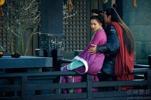 Tuy nhiên, do tính chất dã sử, Tam Quốc diễn nghĩa đề cập rất ít về xuất thân, gia quyến của Quan Vũ. Đến nay, vợ của Quan Vũ là ai vẫn là một câu hỏi chưa có lời giải. Các câu chuyện dân gian và kinh kịch, tuồng, phim ảnh của Trung Hoa, thường gắn liền mối quan hệ giữa Quan Vũ và nàng Điêu Thuyền xinh đẹp. Trong vở tuồng nổi tiếng có từ thời Nguyên "Quan đại vương nguyệt hạ trảm Điêu Thuyền" miêu tả, sau khi Lã Bố bị giết chết, Trương Phi đã cướp được Điêu Thuyền, mang về tặng cho nhị ca. Quan Vũ mặc dù say đắm vẻ đẹp của nàng nhưng nghĩ lại tự cổ chí kim, bao nhiêu anh hùng đã phải bỏ mạng, sự nghiệp tiêu tán vì "hồng nhan họa thủy" này, bèn nén sự tiếc nuối tuốt gươm chém Điêu Thuyền.