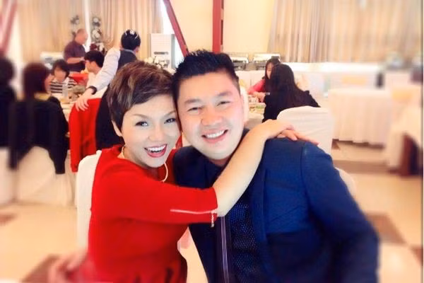 Cặp đôi rạng rỡ trong sự kiện trọng đại. Được biết, cả hai đã hoàn thành thủ tục kết hôn trước khi làm lễ đính hôn. Vị hôn phu của Thái Thùy Linh là gương mặt quen thuộc của giới truyền thông Hà Nội và có nhiều điểm chung cùng nữ ca sĩ. Đặc biệt, Ngô Quang Cường và con gái riêng của Thái Thùy Linh có tình cảm thắm thiết. Anh thường xuyên là người đưa đón bé Gạo Nếp trong khi Thái Thùy Linh bận đi diễn xa.