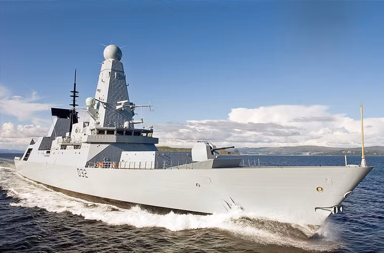 Tàu khu trục HMS Daring cùng 229 sỹ quan, thủy thủ do Trung tá Engus Essenhigh sẽ cập cảng Đà Nẵng, Việt Nam vào ngày 18/12 bắt đầu chuyến thăm chính thức kéo dài 4 ngày (tới chiều 21/12, tàu rời cảng).