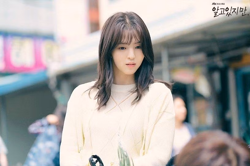 Trong phim nhiều cảnh nóng 18+, Han So Hee lại gây thương nhớ với lối trang điểm mong manh, thuần khiết. Đặc biệt là phần mắt, cô nàng Yoo Na Bi luôn chọn kẻ mắt màu trà sữa vô cùng đáng yêu, ngọt ngào. Dưới đây là những bước trang điểm mắt trong veo, ngây thơ như Han Soo Hee.