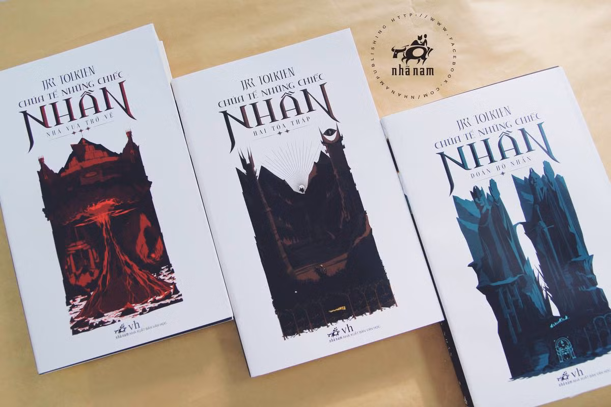  Chúa tể những chiếc nhẫn là bộ tiểu thuyết của nhà văn J. R. R. Tolkien, ước tính bán được 150 triệu bản. Tác phẩm gồm 3 tập: Đoàn hộ nhẫn, Hai tòa tháp và Nhà vua trở về. Sách là cuộc phiêu lưu của anh chàng Hobbit cùng các cư dân của Trung Địa chống lại chúa tể bóng tối Sauron. Tác phẩm dựng một thế giới tưởng tượng có tên Trung Địa với nhiều giống loài khác nhau như người thường, người Hobbit, người lùn râu dài, tộc tiên, yêu tinh, người orc, ma sói… Ảnh: Nhã Nam.