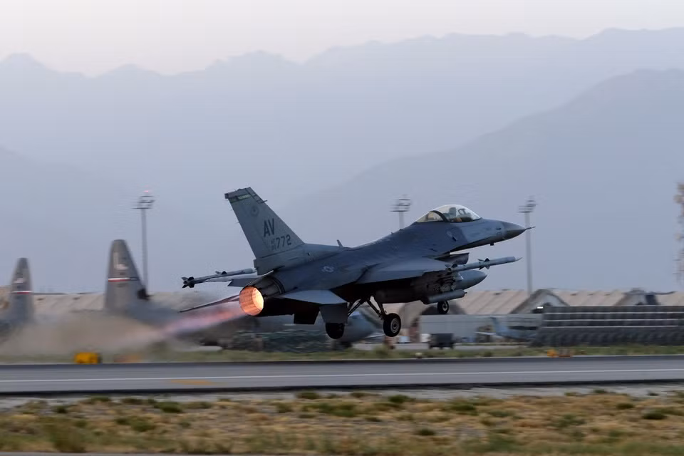 br/> Sau khi xem xét thỏa thuận với Taliban đạt được năm 2020, Tổng thống Joe Biden quyết định sẽ hoàn thành rút toàn bộ lực lượng Mỹ khỏi Afghanistan vào 11/9/2021, tròn 20 năm vụ khủng bố 11/9, sự kiện đã đẩy Mỹ vào cuộc chiến chưa có hồi kết.