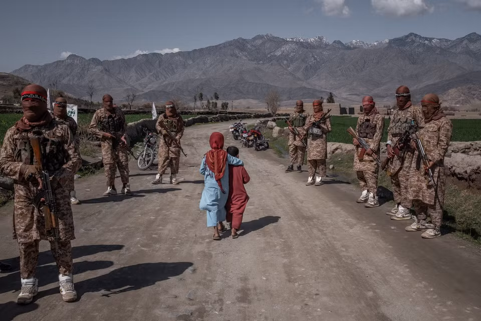 br/> Tương lai cuộc chiến tại Afghanistan là điều hiện chưa thể biết trước. Chính quyền Tổng thống Afghanistan Ashraf Ghani đang ở thế bấp bênh trước sức tấn công vũ bão của Taliban, trong khi hỗ trợ quốc tế đang ngày càng suy giảm. Kabul có hai lựa chọn, hoặc đầu hàng và để Taliban giành lại quyền lực, hoặc chiến đấu chống Taliban và kéo dài cuộc nội chiến.