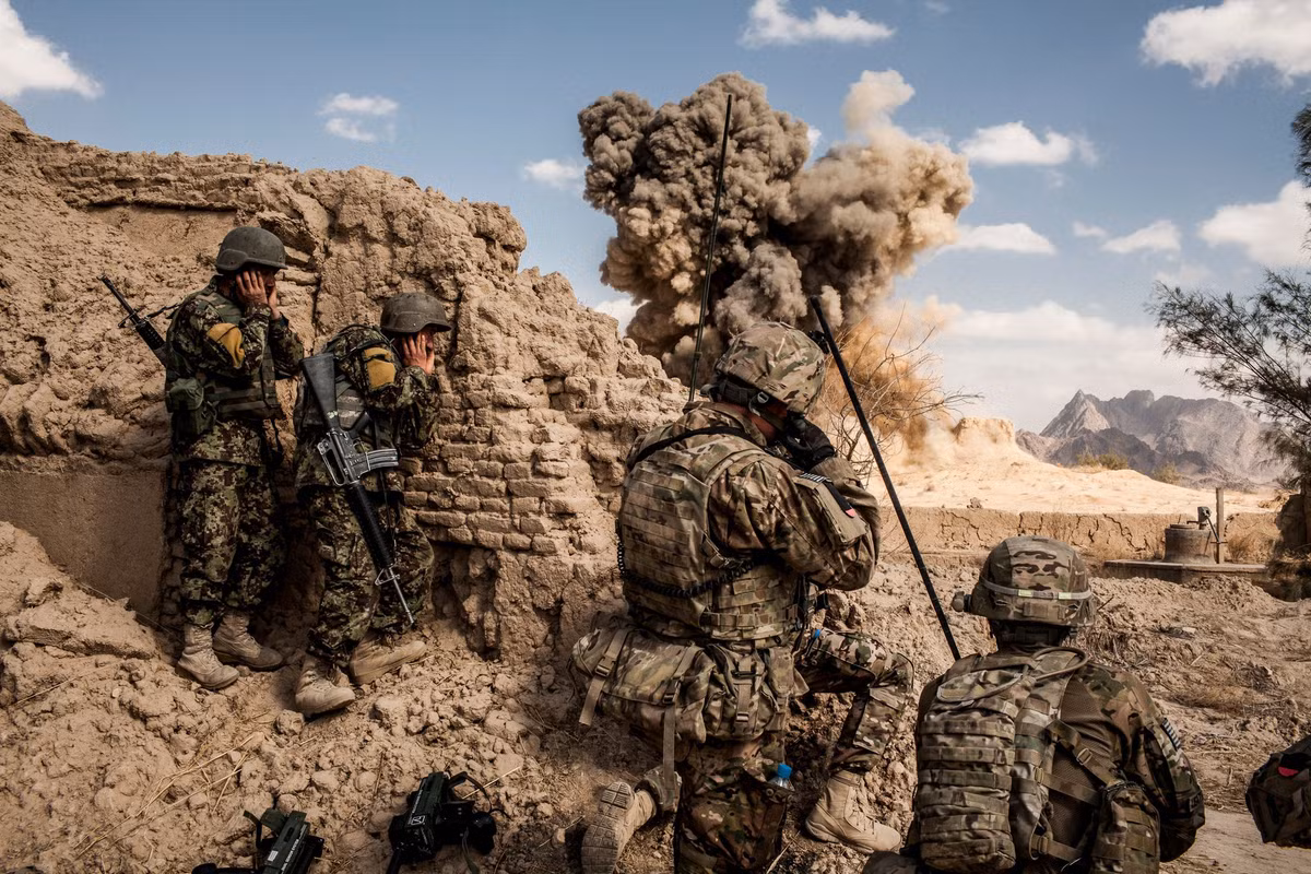 Trên chiến trường, lực lượng an ninh Afghanistan ngày càng vấp phải nhiều khó khăn trong cuộc chiến chống Taliban mở rộng ảnh hưởng. Thương vong của quân đội chính phủ gia tăng, trong khi lãnh thổ mất dần về tay Taliban.