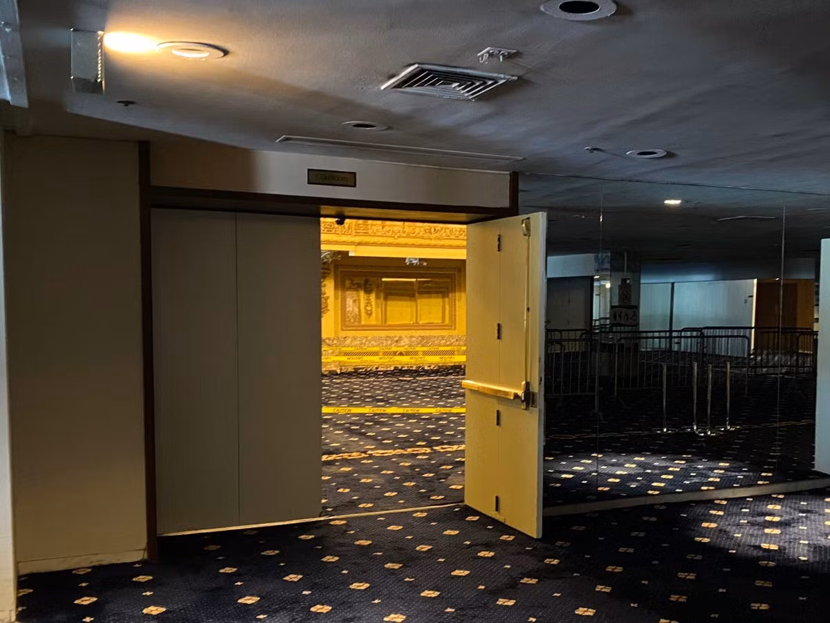  Gold Room và những băng cảnh báo được dán bên trong: Siddiqui cho biết những cuộn băng được dùng để hướng dẫn mọi người tại một sự kiện dành cho các cựu chiến binh ở khách sạn.