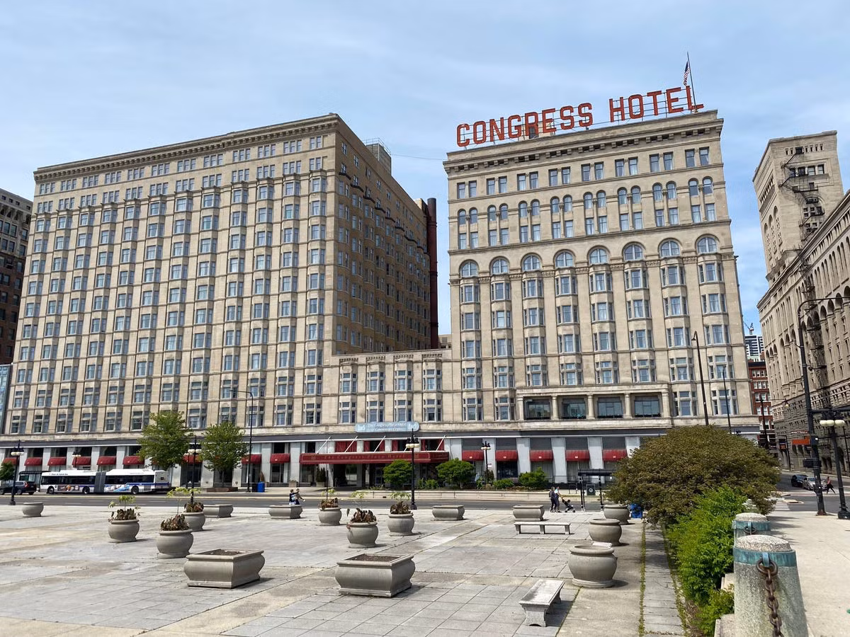  Bên ngoài khách sạn Congress Plaza. Congress Plaza tọa lạc ở Đại lộ Michigan giữa khu phố Loop của Chicago, mở cửa vào năm 1893 cho Triển lãm thế giới. Khách sạn này đã tồn tại nhiều thập kỷ với vô số lần trùng tu và nhiều du khách lui tới. Một số tin đồn cho rằng nhiều khách tới đây và chưa bao giờ xuất hiện trở lại. Trang Travel + Leisure từng gọi khách sạn này là nơi bị ám nhiều nhất ở Illinois.