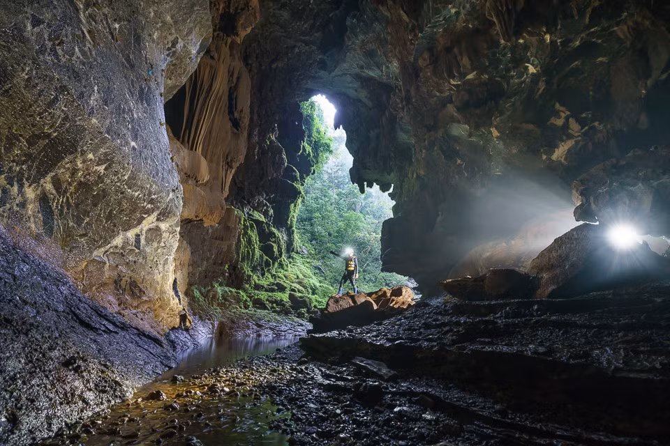 Là cung đường trekking dành cho những người yêu thích chinh phục mạo hiểm, hành trình khám phá chuỗi những hang Hổ (Tiger Cave Series Adventure) tại Vườn quốc gia Phong Nha - Kẻ Bàng được thiết kế với lịch trình 3 ngày 2 đêm. Du khách sẽ vượt qua 1,6 km Hang Cọp, khám phá 3,2 km Hang Over, và ngắm nhìn vẻ kỳ vĩ của Hang Pygmy, được xem là hang động lớn thứ 4 thế giới. Ảnh: Tour To The Caves.