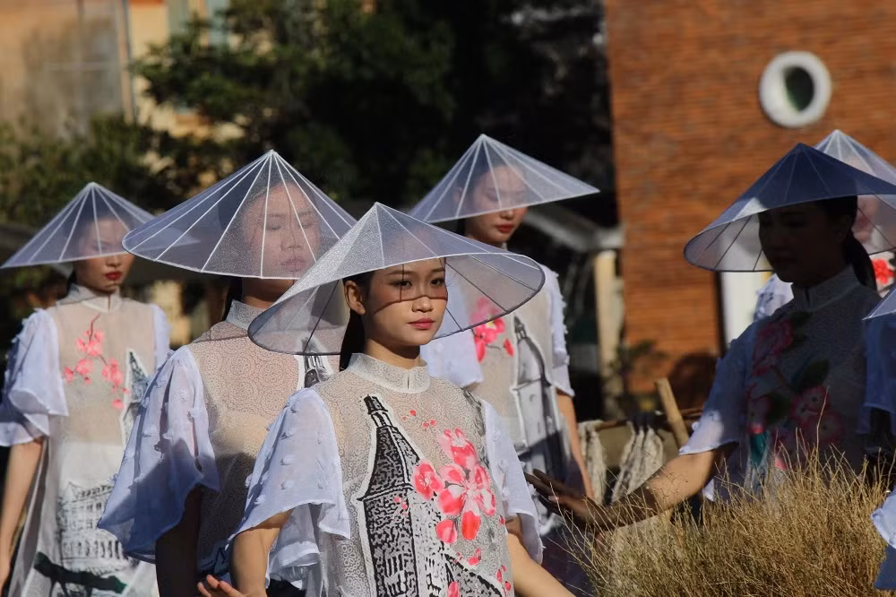 Kiến trúc, hoa Đà Lạt trên nền tơ lụa Bảo Lộc.