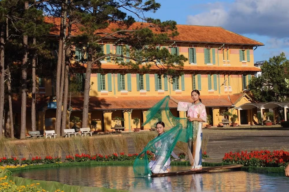 Trải qua 130 năm hình thành và phát triển, Đà Lạt vẫn giữ được vẻ đẹp lãng mạn riêng có, cảnh quan thiên nhiên thơ mộng, khí hậu ôn hòa dễ chịu, nhịp sống nhẹ nhàng, con người “hiền hòa - thanh lịch - mến khách”. Thương hiệu "Đà Lạt - Kết tinh kỳ diệu từ đất lành” dần vươn cao, bay xa với sứ mệnh mang những điều đặc biệt kết tinh từ miền đất ngọt lành đến với muôn nơi.