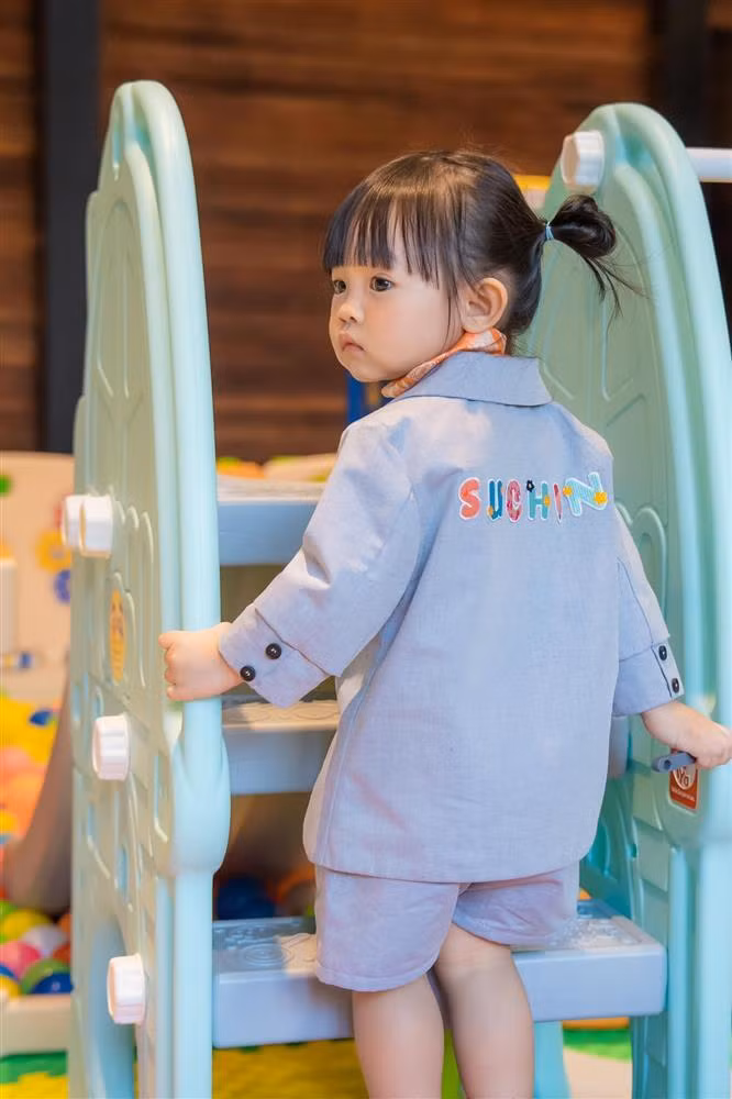 Ái nữ 2 tuổi không khác gì Đàm Thu Trang khi mặc vest - Hình 6 Ai nu 2 tuoi khong khac gi Dam Thu Trang khi mac vest-Hinh-6