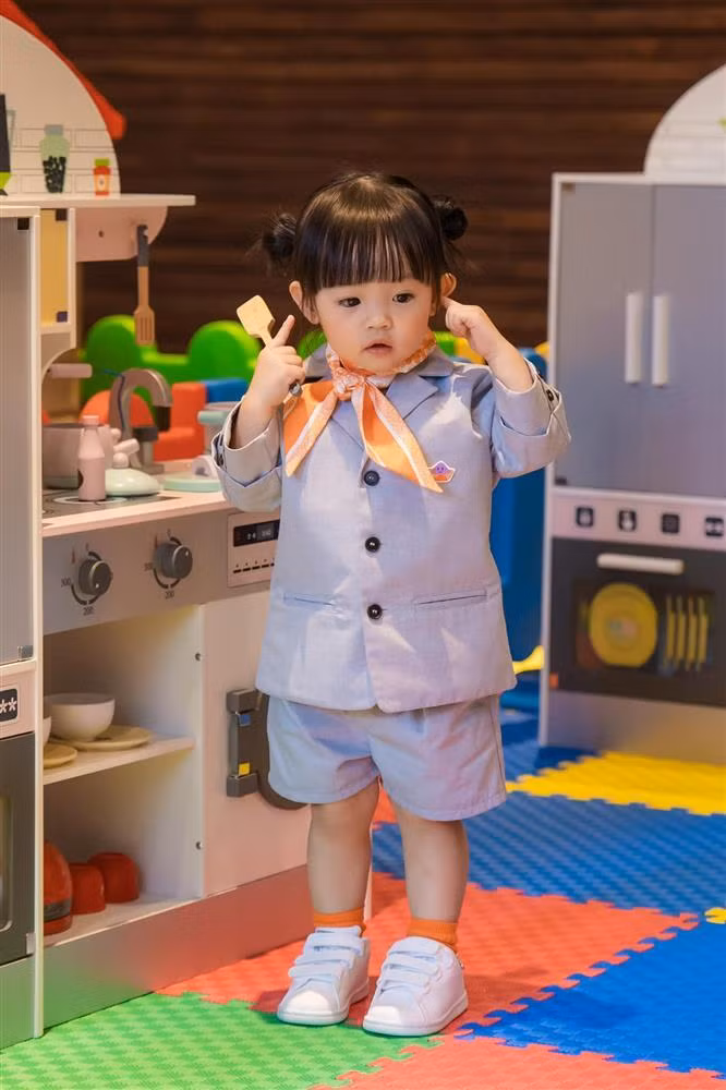 Ái nữ 2 tuổi không khác gì Đàm Thu Trang khi mặc vest - Hình 5 Ai nu 2 tuoi khong khac gi Dam Thu Trang khi mac vest-Hinh-5