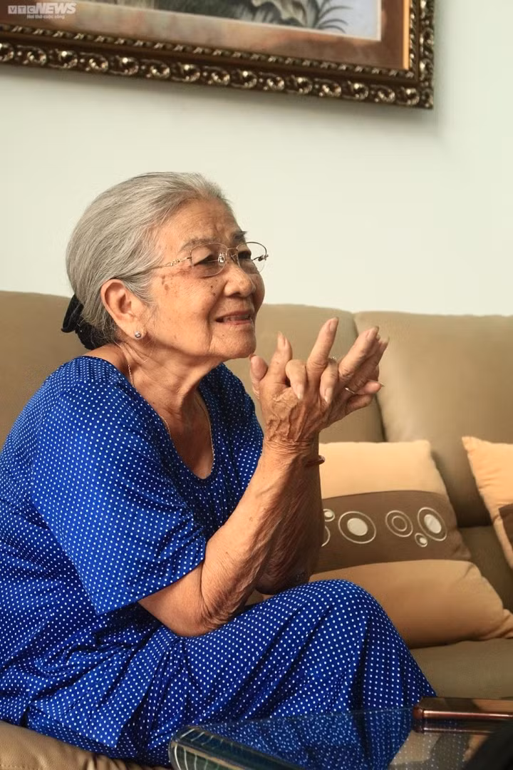 NSUT Phi Dieu: Tuoi 91 van tu chay xe may di dien, dao pho-Hinh-2