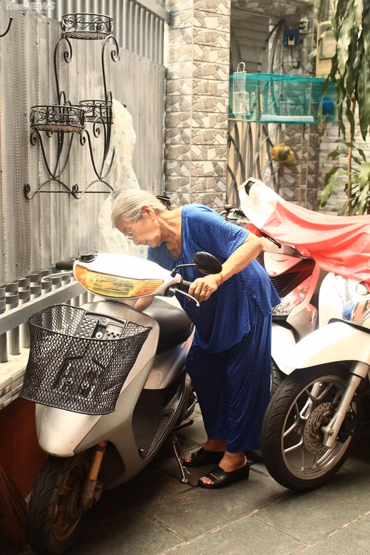 NSUT Phi Dieu: Tuoi 91 van tu chay xe may di dien, dao pho-Hinh-6