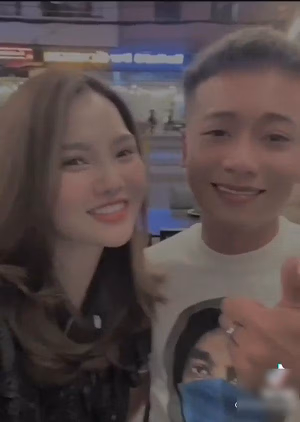 Nghi van Quang Linh Vlog co ban gai, nhan sac chat luong cao-Hinh-3