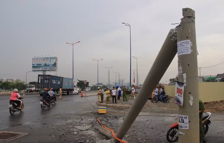Điều đáng nói là ngay trên tuyến đường huyết mạch vào cửa ngõ thành phố luôn tấp nập phương tiện có nhiều dây điện được kéo ngang, thấp lè tè