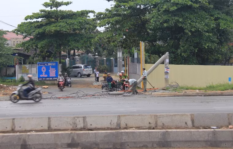 Cùng lúc này, từ hưóng ngược lại, một xe tải chạy ngang, vướng vào dây điện bắt ngang đường (phường Linh Trung, quận Thủ Đức, TP HCM)...