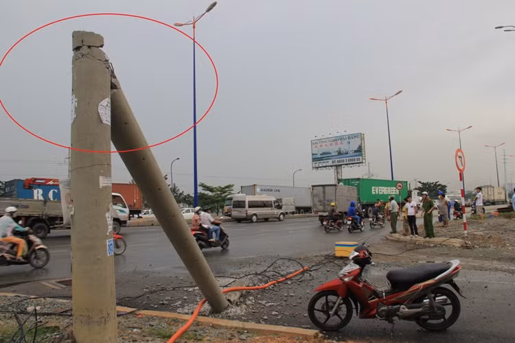 Cả 2 trụ điện bị gãy, lộ rõ những lõi sắt mỏng manh, khó bảo đảm chất lượng...