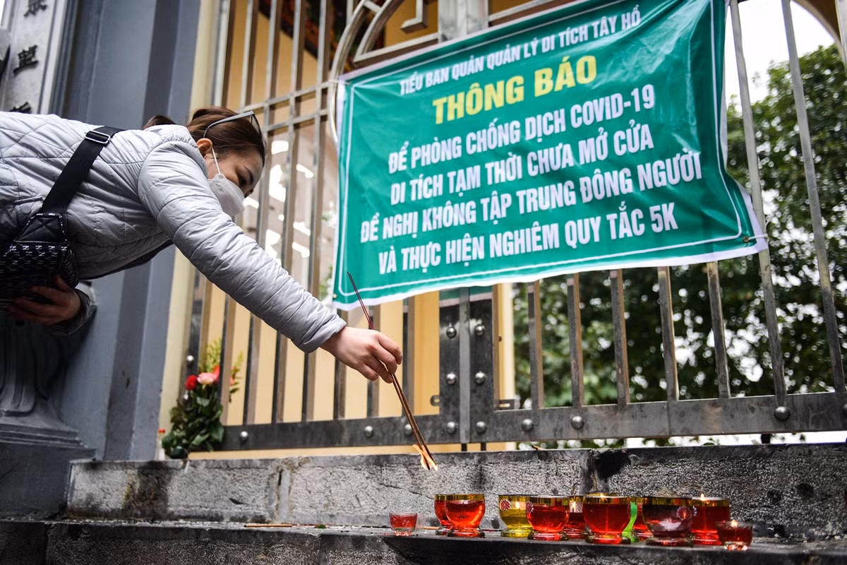 Theo ghi nhận của Zing, phần lớn là những người thường xuyên tới phủ dâng hương đầu năm hoặc các ngày lễ lớn. Cũng có những trường hợp đến nơi mới biết phủ đóng cửa.
