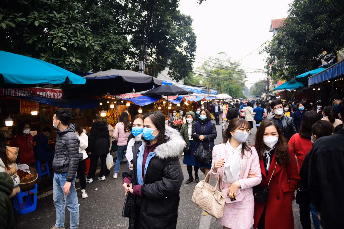 Chiều 7/2, hàng trăm người đổ về phủ Tây Hồ đi lễ trong ngày đầu đi làm, dù nơi này đã treo biển thông báo đóng cửa để phòng chống dịch Covid-19. Phía ngoài các lối vào được dựng rào chắn để cấm ôtô và xe máy.
