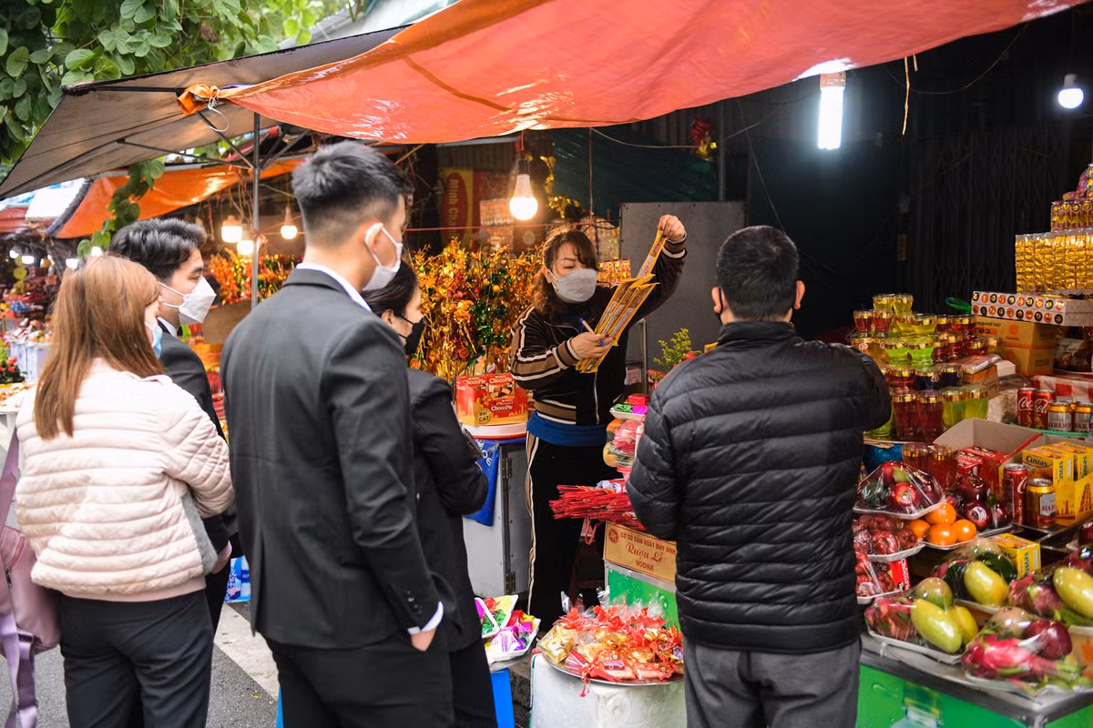 Những quán bán đồ cúng gần đó đều đông khách. Một mâm cúng có đủ hoa quả, hương, sớ... có mức giá 150.000-250.000 đồng.