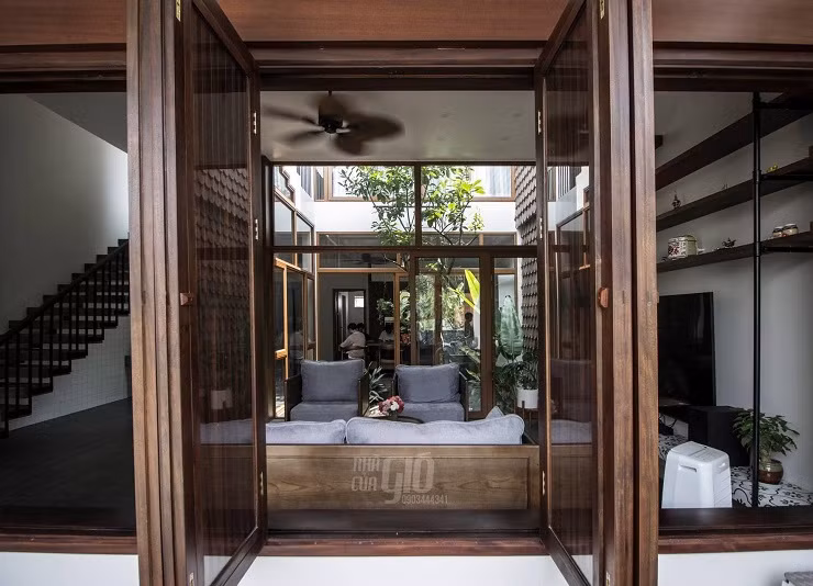 Toàn bộ kết cấu không gian xốp của ngôi nhà như hàng hiên, sân trong, vườn sau nhà hay lệch tầng đều góp phần tạo nên hiệu quả thông gió, tối ưu ánh sáng tự nhiên, đồng thời tạo nên sự ấm cúng, gần gũi cho không gian đậm kiến trúc truyền thống. Nhờ cách thiết kế như vậy, các thành viên trong nhà có sự kết nối với nhau ở bất kỳ vị trí nào, mà vẫn đảm bảo sự riêng tư.