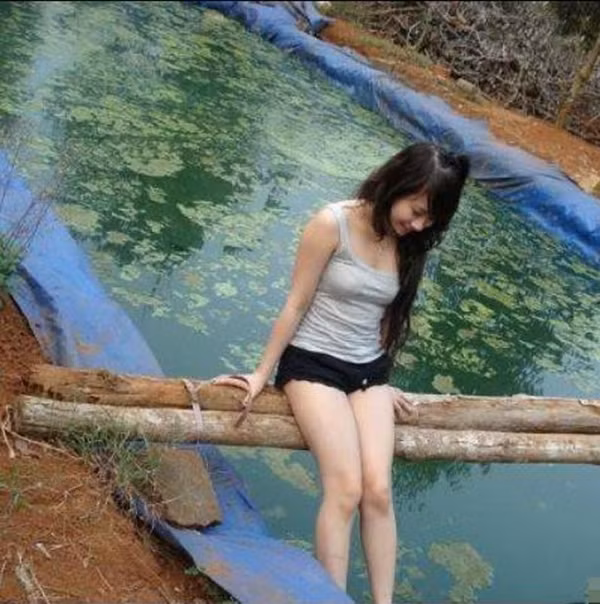 Nữ sinh này nghĩ gì khi pose hình ở một nơi khá là "nguy hiểm" như thế này. Bức ảnh hút mắt không chỉ bởi chiếc quần siêu ngắn của nữ sinh này mà còn bởi background quá "độc".