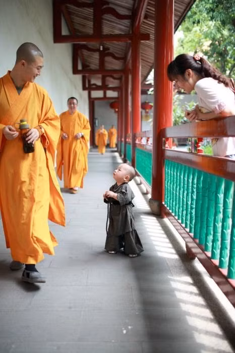 Các nhà sư vui vẻ hỏi thăm tiểu hòa thượng.