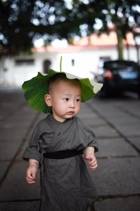 Thứ Hai có luôn mặt bầu bĩnh, làn da mịn của trẻ con, đôi mắt đen láy và khoác lên mình bộ đồ thầy tu. Cậu nhóc đã đốn gục trái tim của cư dân mạng bởi sự trong sáng, ngộ nghĩnh của mình.