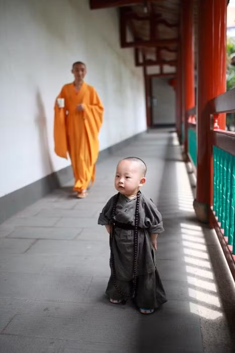 Đeo thêm vòng dây tràng hạt dài gần bằng chiều cao của mình.