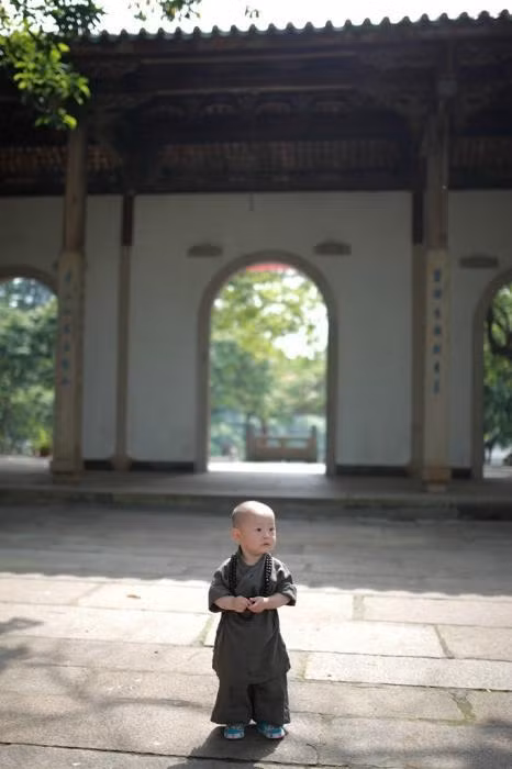  Tiểu hòa thượng có cái tên cũng đáng yêu không kém khuôn mặt là "Thứ Hai". Chính cái tên này càng làm tăng sức hút của cậu nhóc.