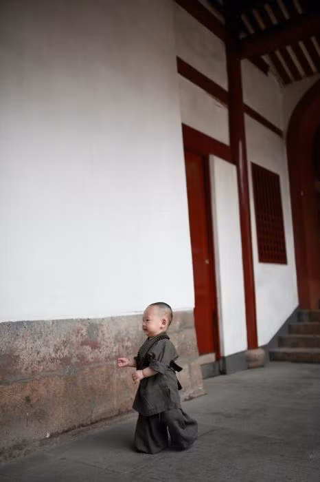 Thứ Hai chạy lon ton trong ngôi chùa.