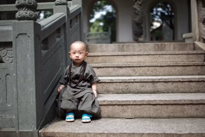 Cẩn thận bước đi từng bước xuống bậc thang với đôi chân ngắn tũn dễ thương của mình.