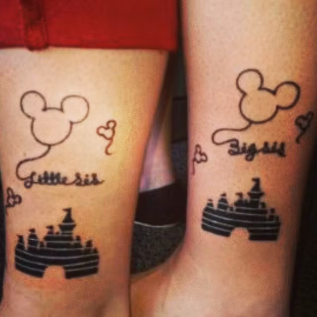 Tuổi thơ gắn liền với các bộ phim hoạt hình Disney và ước mơ trở thành các công chúa gắn kết cặp chị em nay. Họ đã ghi dấu ấn về kỷ niệm đó lên cơ thể mình đề nhắc nhở về tình chị em là mãi mãi.