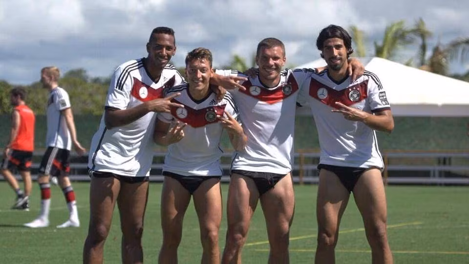 Các cầu thủ Đức cũng bắt nhịp nhanh với xu thế thời thượng này. Lukas Podolski là "đầu trò" cho màn vén quần hết cỡ trong buổi tập rồi liên tục khoe ảnh lên Facebook hay Instagram.