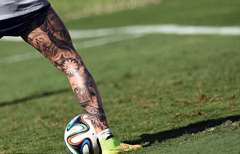 Không có cơ bắp săn chắc được bằng CR7 nhưng Meireles lại khoe thứ khác đặc biệt hơn đó là hình xăm. Cầu thủ này đã xăm kín cả một bên chân phải, cũng là chân thuận sút bóng của mình.