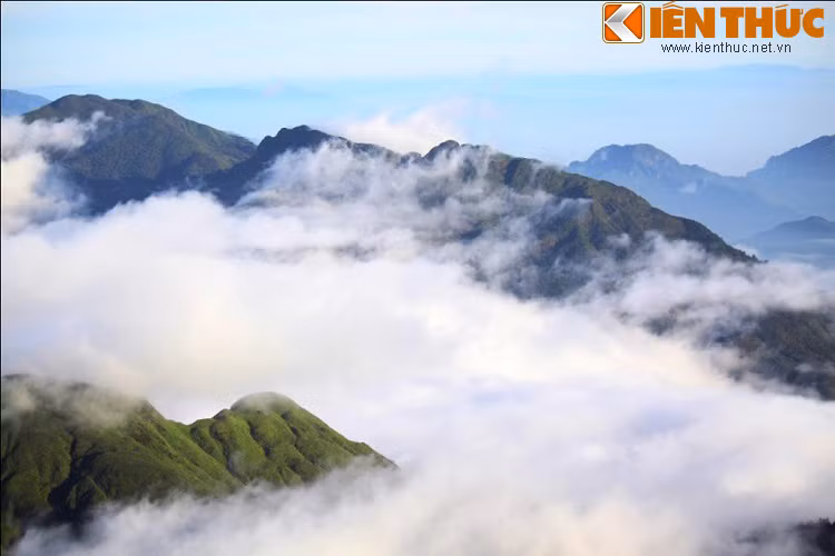 Nghỉ ngơi ở độ cao trên 2.500m cùng chiêm ngưỡng đặc sản trời cho, mây và núi quyện với nhau khiến khung cảnh đẹp ngỡ ngàng.