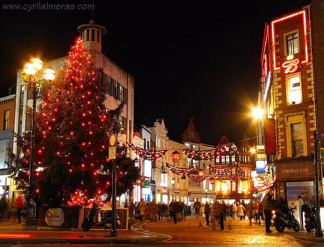  Dublin (Ireland): Đến với Dublin, du khách được hưởng không khí náo nhiệt của Giáng sinh tận 12 ngày. Trước Giáng sinh 12 ngày, rất nhiều hoạt động chào mừng đã bắt đầu như diễn kịch câm, trượt băng hay những cuộc vui bất tận tại Temple Bar.
