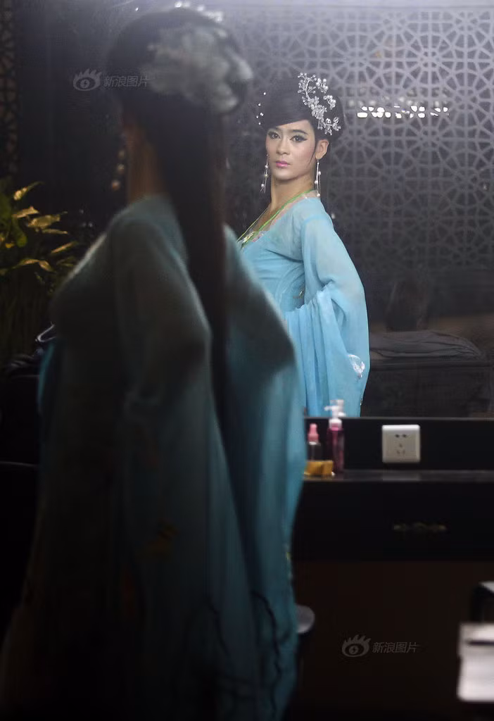 Sau khi hoàn tất, trông Yu Fei đã ra dáng một thiếu nữ yểu điệu.