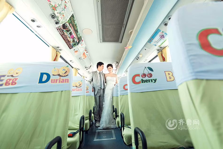 Khung cảnh quen thuộc nhưng góc chụp lạ và sáng tạo, bộ ảnh cưới của Zhang đã nhanh chóng lan truyền trên mạng và nhận được vô số lời khen ngợi cho ý tưởng này.