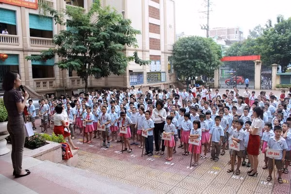Trẻ em bây giờ đồng phục đến trường riêng, đồng phục thể dục riêng... đều rất gọn gàng và đẹp đẽ.