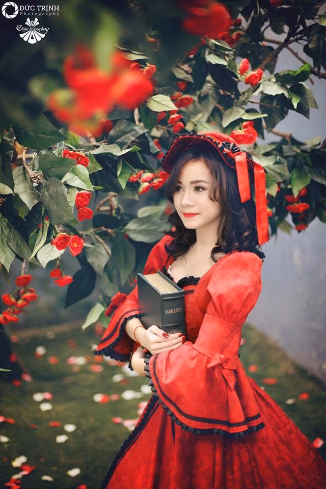 Quý cô mơ mộng nổi bật dưới tán cây.