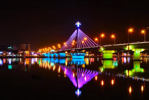 Cầu Xoay sông Hàn (Đà Nẵng), là hình ảnh điển hình khi nhắc tới thành phố bên sông Đà Nẵng. Cầu có chiều dài 487m và rộng 12,9m với 11 nhịp. Hàng ngày cứ vào 1h đêm, phần giữa của cầu sẽ quay 90 độ để cho các tàu lớn đi qua và 4h sáng sẽ quay về vị trí ban đầu.