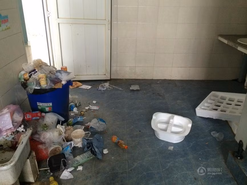 Tất cả mọi ngóc ngách đều có thể nhìn thấy hàng đống rác bốc mùi hôi thối.