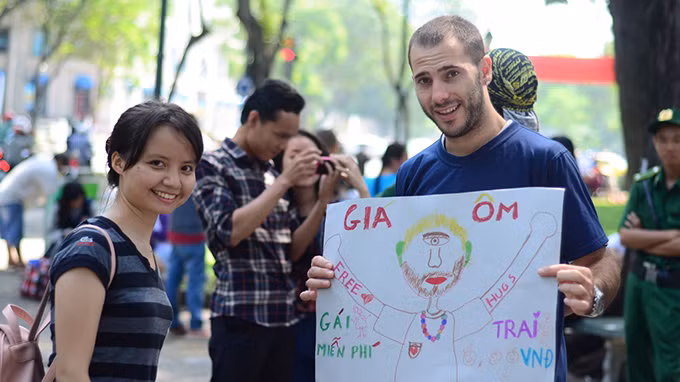 Từ cụ già, em nhỏ, từ những người làm việc văn phòng đến những cô chú bán vé số, giữ xe, bảo vệ lẫn du khách nước ngoài… ai ai cũng nhận được những cái ôm thân tình từ những người trẻ muốn gửi gắm thông điệp yêu thương, thân thiện giữa mọi người với nhau.