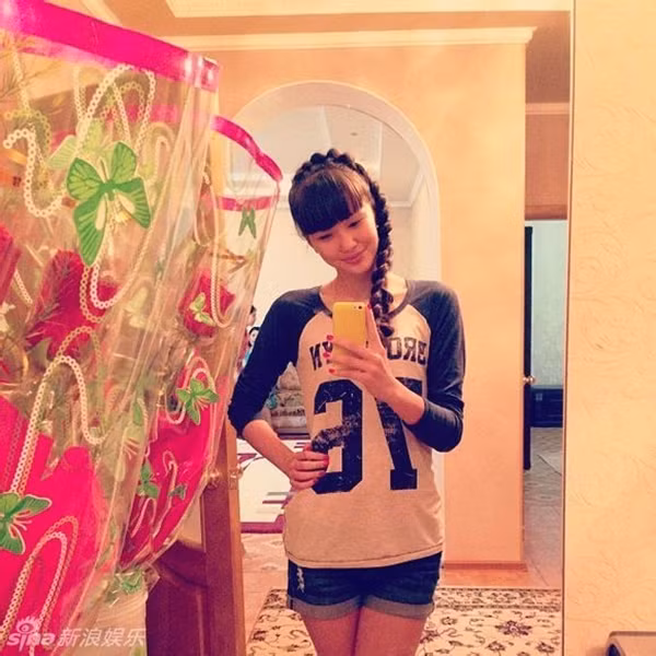 Cô nàng cũng như các cô gái tuổi teen khác, thường xuyên tự sướng trước gương và khoe chúng trên trang cá nhân của mình.