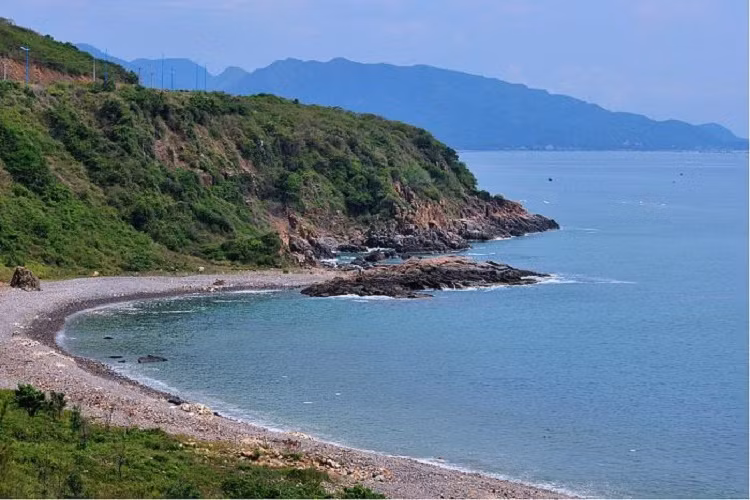 Dưới chân đèo hướng về phía Nha Trang là những quán ăn hay hải sản thu hút khách du lịch; về phía Ninh Hòa là làng chài Tân Thủy, xa xa là vùng biển của đầm Nha Phu lặng sóng, êm đềm tạo nên không gian đẹp, vô cùng cuốn hút.