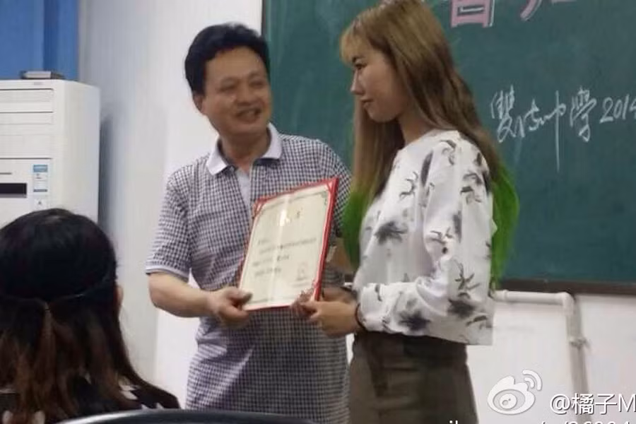 Hành động này của Tăng Tuyết đã gây xôn xao cộng đồng mạng. Cư dân mạng đa số đều nhận xét hành động này của Tăng Tuyết là một nghĩa cử cao đẹp, chắp cánh ước mơ cho những bạn học không đủ điều kiện. Ngoài ra, cũng có rất nhiều những bình luận khen ngợi nhan sắc và tài năng kinh doanh của cô nàng 18 tuổi này.