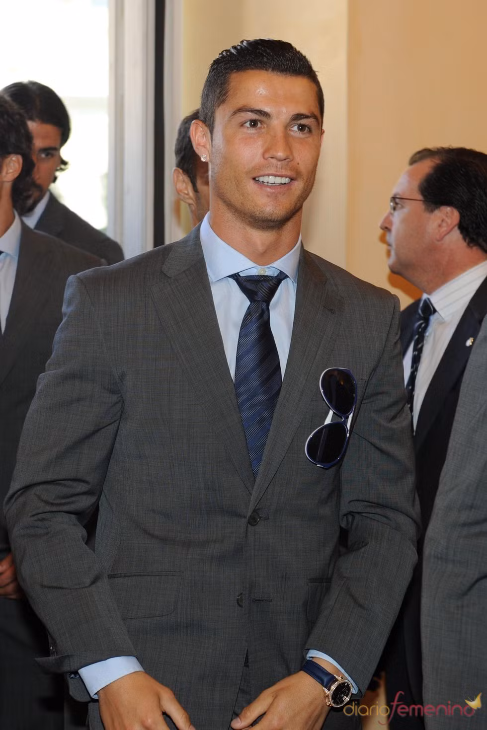 Không chỉ kiếm tiền từ bóng đá mà Cris Ronaldo còn kiếm doanh thu từ ngành thời bằng thương hiệu CR7.
