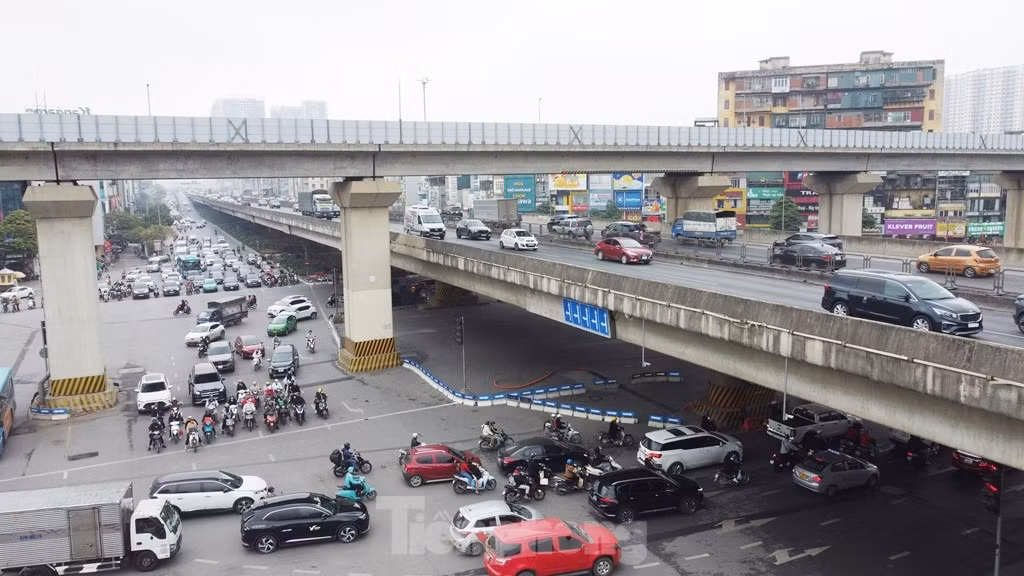 Ở một số thời điểm khi vắng lực lượng chức năng, ô tô, xe máy vẫn lấn vạch, vượt đèn đỏ, gây ra xung đột giao thông và ùn tắc tại trung tâm nút giao.
